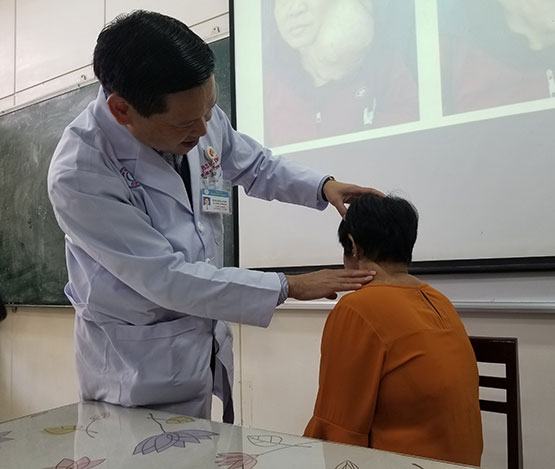 Một phụ nữ nhiều năm mang khối u 3kg trên cổ
