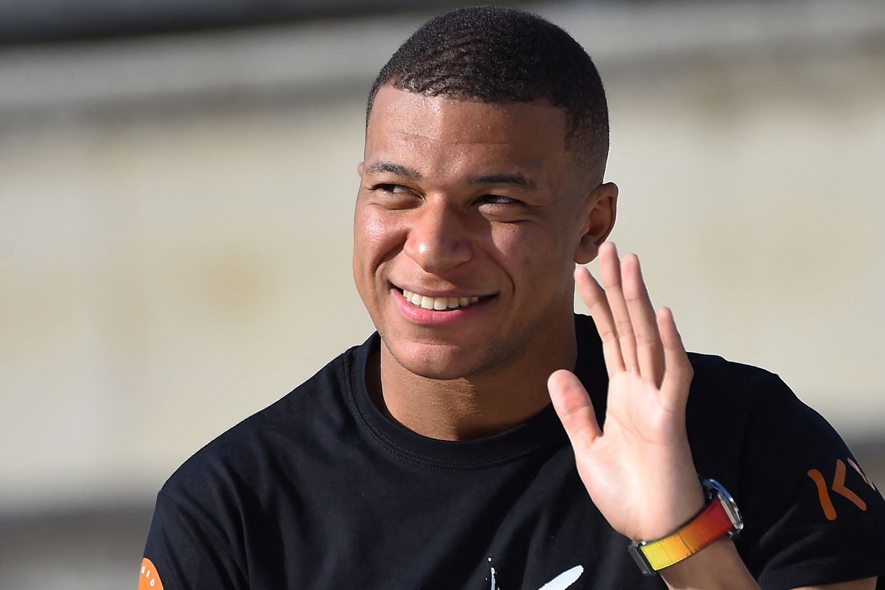 MU ký gấp tiền đạo mới, Mbappe gia hạn PSG