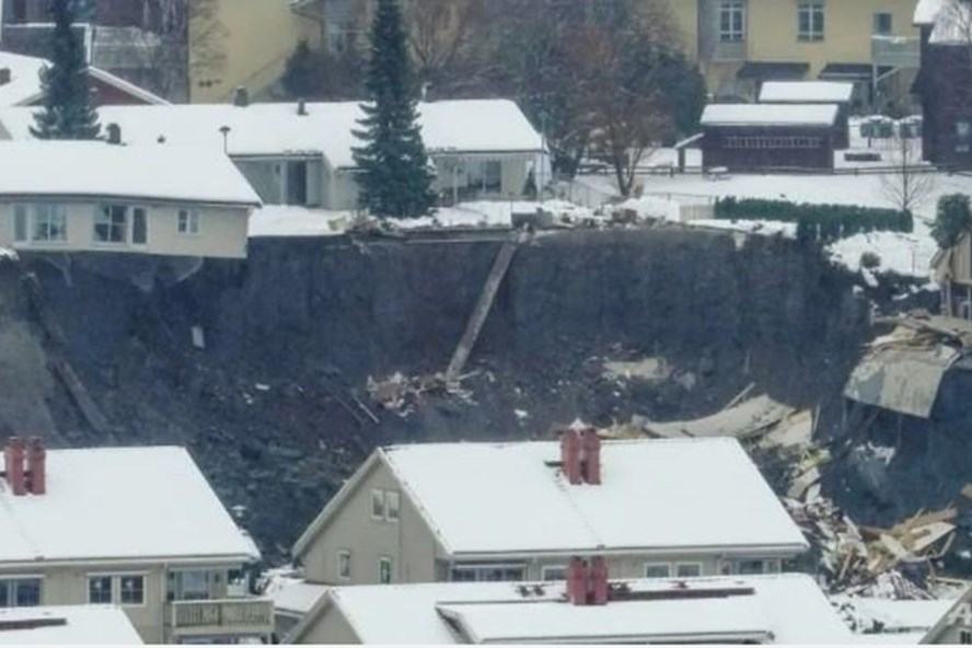 Lở đất kinh hoàng chôn vùi nhà cửa ở Na Uy, 12 người mất tích