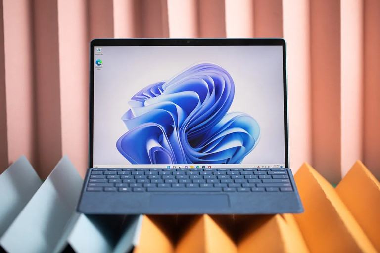 Microsoft ra mắt dòng Surface laptop hỗ trợ AI vào năm 2024