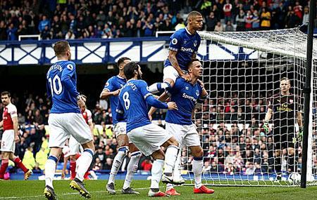 Arsenal sảy chân trước Everton