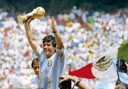 Chiếc áo ‘Bàn tay của Chúa’ của Maradona được bán với giá kỷ lục