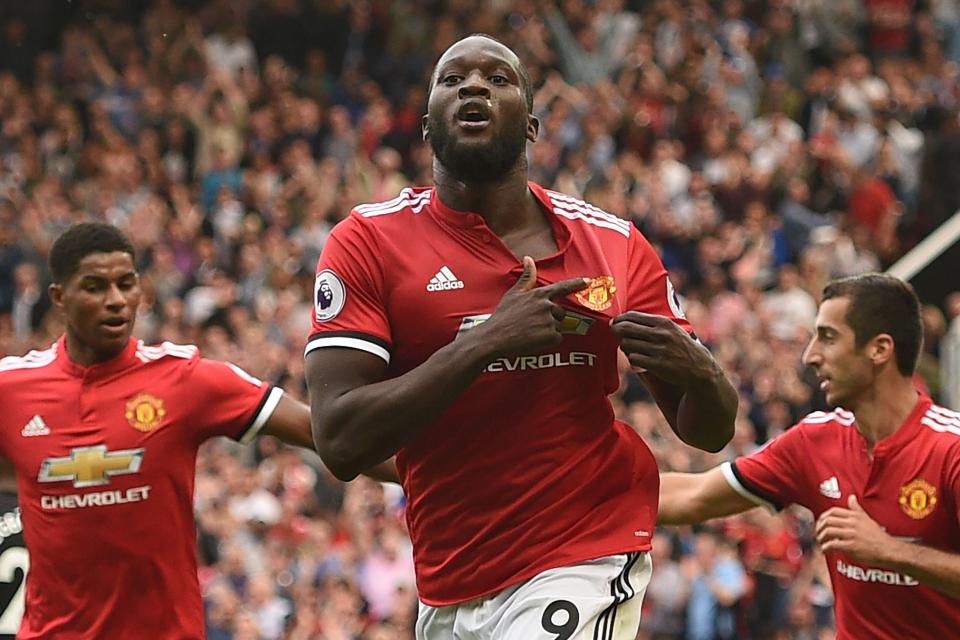 Fan M.U xử tệ với Lukaku, Mourinho nổi giận