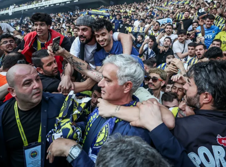 Jose Mourinho gây sốt trong ngày ra mắt Fenerbahce