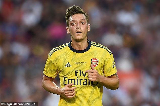 Ozil trên đường sang Mỹ ‘dưỡng già’