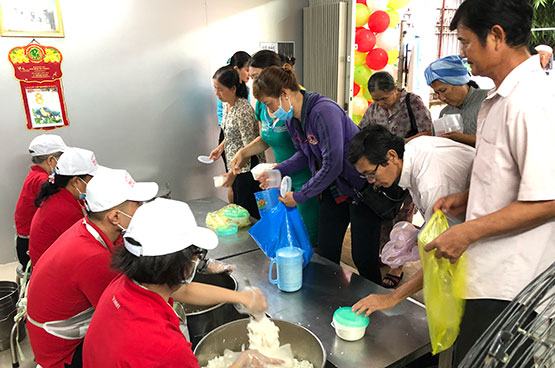 Bữa cơm ấm lòng người bệnh