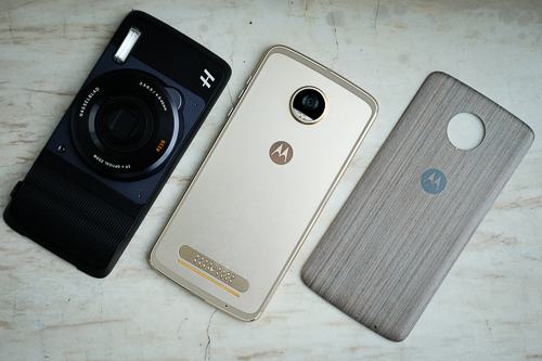 Moto Z2 Play với các ốp lưng Moto Mods.