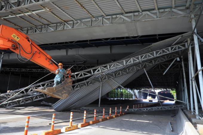 5 giờ kẹt xe do sập giàn giáo trước hầm Thủ Thiêm