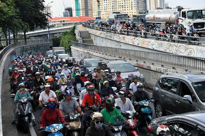 5 giờ kẹt xe do sập giàn giáo trước hầm Thủ Thiêm