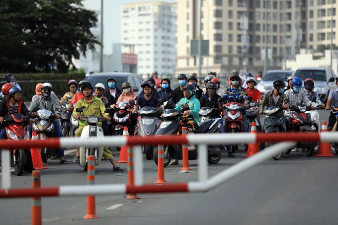 5 giờ kẹt xe do sập giàn giáo trước hầm Thủ Thiêm