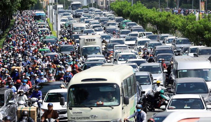 5 giờ kẹt xe do sập giàn giáo trước hầm Thủ Thiêm