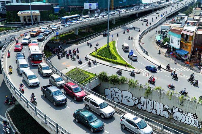 5 giờ kẹt xe do sập giàn giáo trước hầm Thủ Thiêm