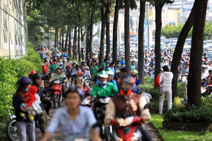 5 giờ kẹt xe do sập giàn giáo trước hầm Thủ Thiêm