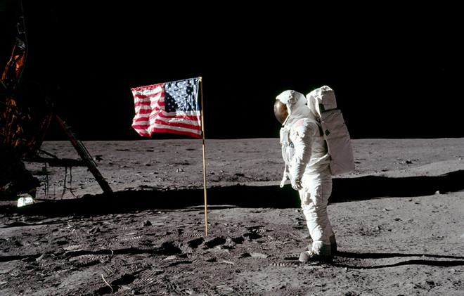 Phi hành gia Buzz Aldrin chụp ảnh bên cạnh lá cờ Mỹ trên mặt trăng  /// Ảnh: NASA