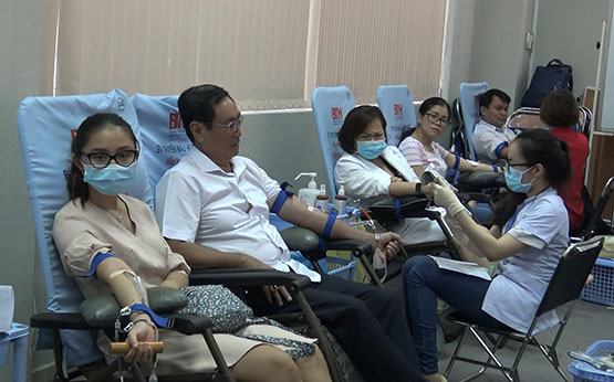 Xếp hàng hiến máu giữa “tâm bão” dịch bệnh