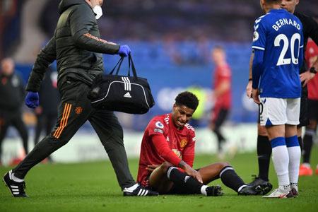 Marcus Rashford gặp may, Man Utd thở phào