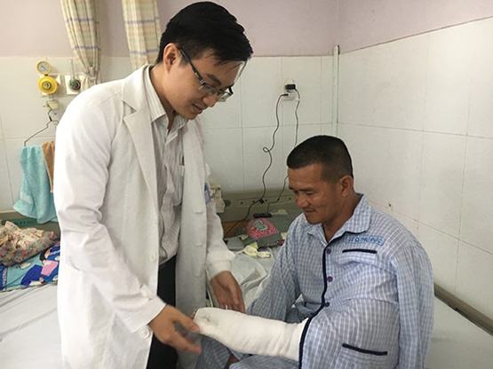 Cứu bàn tay đứt gân cho “hiệp sĩ” bắt cướp