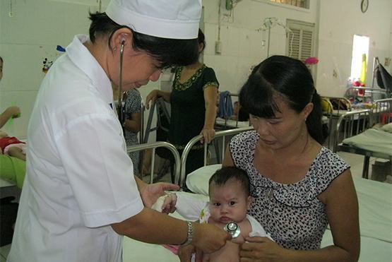 Phòng chống bệnh tay chân miệng tại Cần Thơ: Hỗ trợ Cloramine B, xà phòng cho trường MN