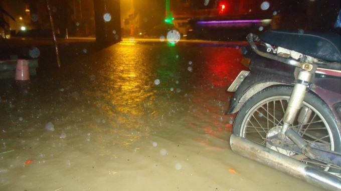 Hà Nội, đường biến thành sông sau cơn mưa