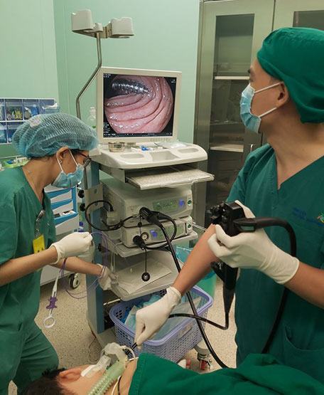 Lấy đinh vít, chìa khóa trong bụng 2 bệnh nhi