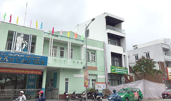 Trường sụt lún do công trình xây dựng: Học sinh phải chuyển qua học 1 buổi