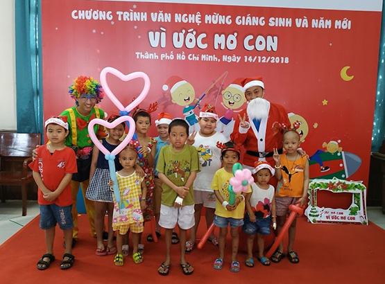 Khoảng 350 bệnh nhi ung thư được tặng quà Giáng sinh