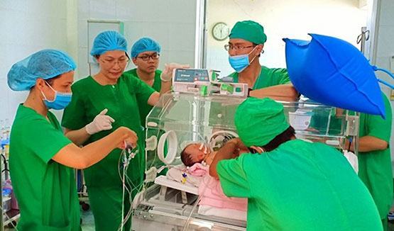 Bệnh nhi 9 ngày tuổi có dạ dày, ruột chui qua lồng ngực