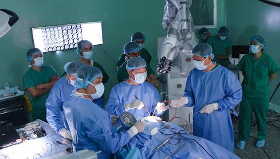 Lần đầu tiên ứng dụng robot trong phẫu thuật u não