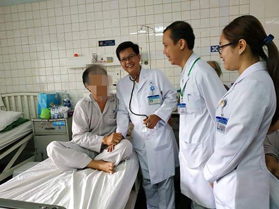 Vệ sinh răng bằng tăm bông, nạn nhân ho ra máu