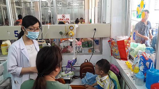 Nuốt lục lạc vỡ: Bé trai 11 tháng tuổi bị thủng khí quản và thực quản