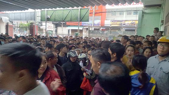 Đà Nẵng: Chen chúc đi tiêm vắc-xin 6 trong 1 cho trẻ