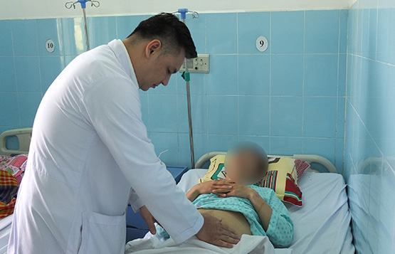 17 lần can thiệp y tế vẫn phải đeo túi chứa nước tiểu