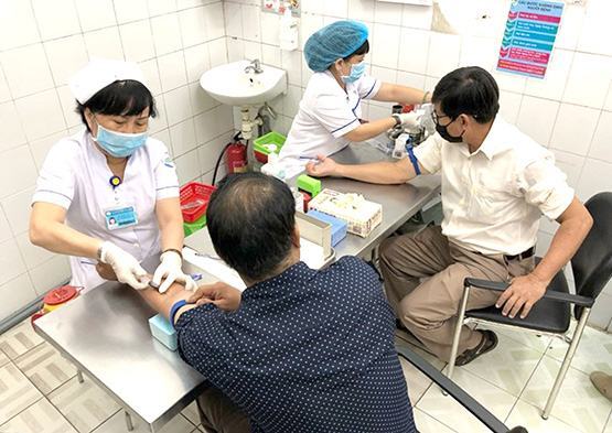 Bị kẻ lạ đâm bằng vật nhọn: 10 người phải điều trị phơi nhiễm HIV