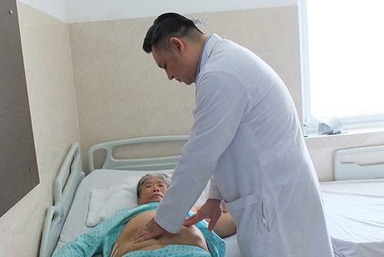 Robot phẫu thuật hỗ trợ bác sĩ cắt bướu thận