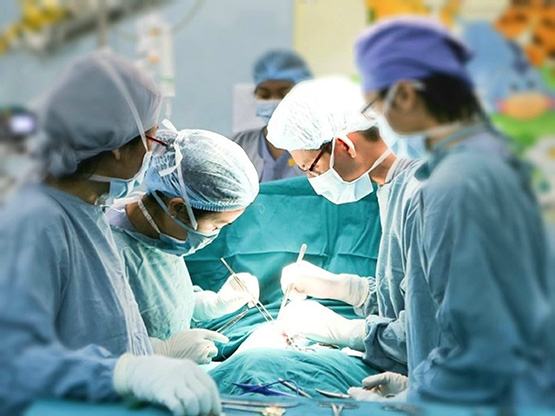 Trượt té, bé gái bị tre cảnh đâm thủng hậu môn