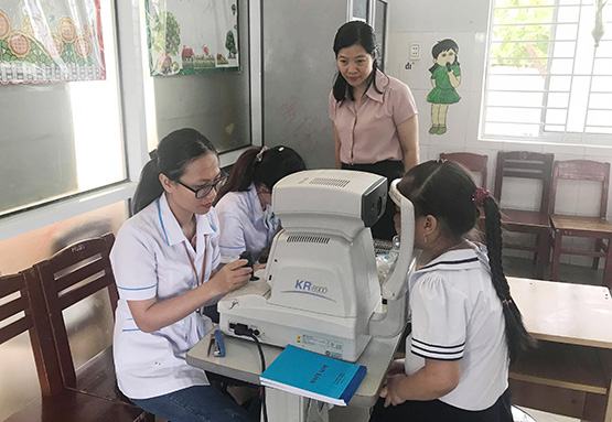 Khám mắt miễn phí cho HS khuyết tật