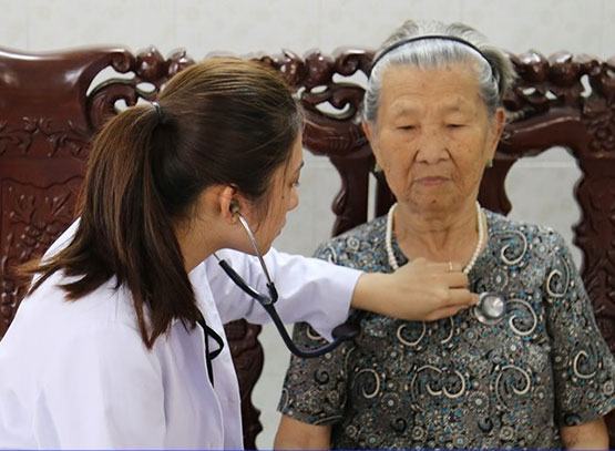 Khám sức khỏe cho bà mẹ Việt Nam anh hùng