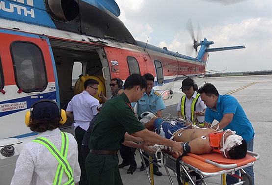 Đưa chiến sĩ từ Trường Sa vào đất liền điều trị