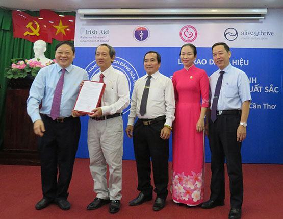 Chỉ có 27% trẻ được bú sớm một giờ đầu sau sinh