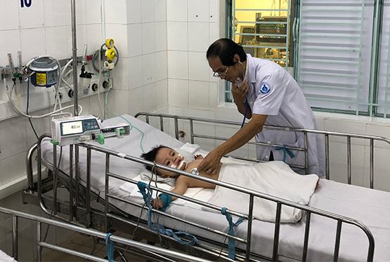 Cứu sống 2 bệnh nhi bị tay chân miệng độ 4