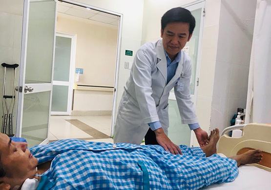 Thay khớp nhân tạo dễ bị nhiễm khuẩn