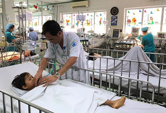 Bé trai suýt tử vong do nuốt đồ chơi