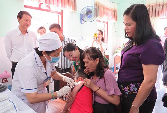 Cần Thơ: Đưa “Chiến dịch tiêm bổ sung vắc-xin sởi – rubella” tới trường