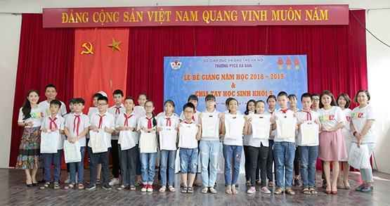 Tặng thức ăn dinh dưỡng cho trẻ em nghèo