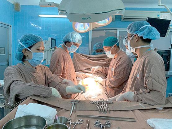 Phẫu thuật cho bệnh nhân chứa 50 lít nước trong bụng