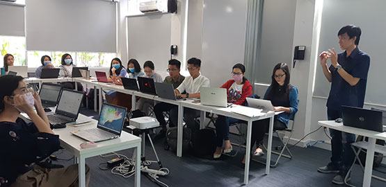 Giáo viên đi học phương pháp dạy… online