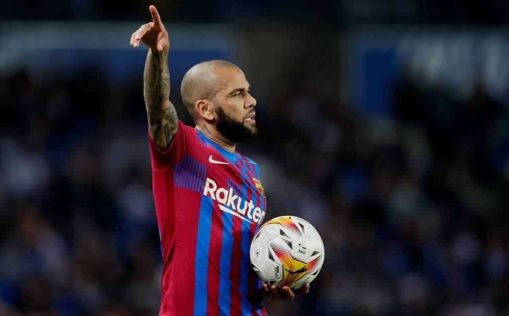 Dani Alves không bằng lòng với cách hành xử của Barca