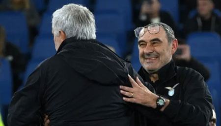 AS Roma hòa thất vọng Lazio, HLV Mourinho và HLV Sarri bất ngờ trở nên thân mật