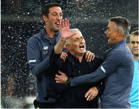 Jose Mourinho khóc hết nước mắt sau khi cùng Roma làm nên lịch sử