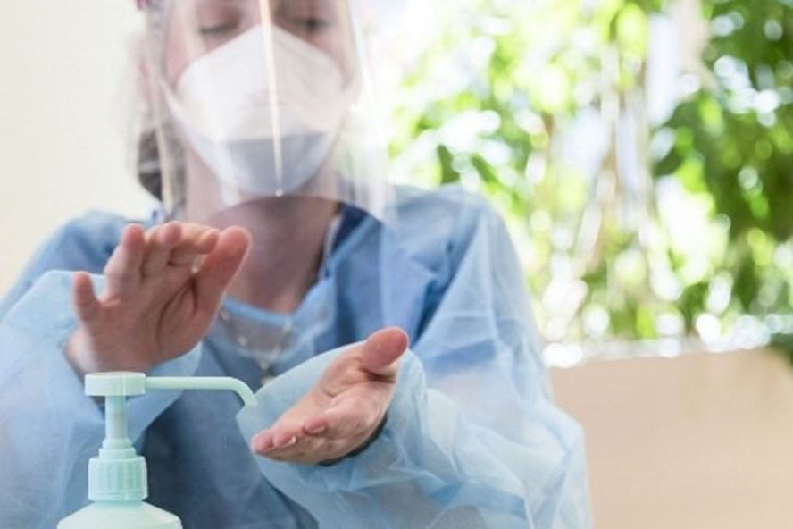 SARS-CoV-2 tồn tại trên da người hơn 9 giờ